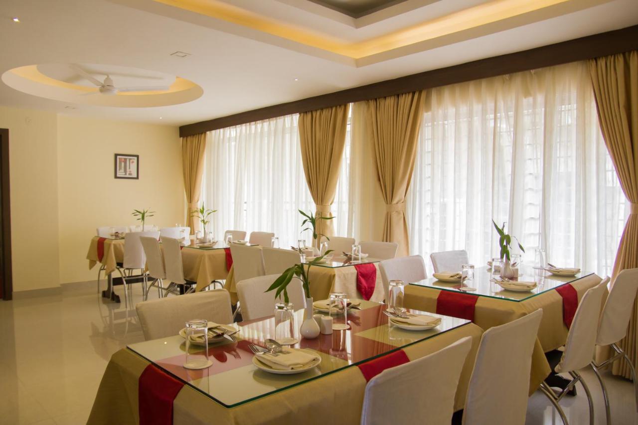 Hotel Park Riviera Guwahati Eksteriør billede
