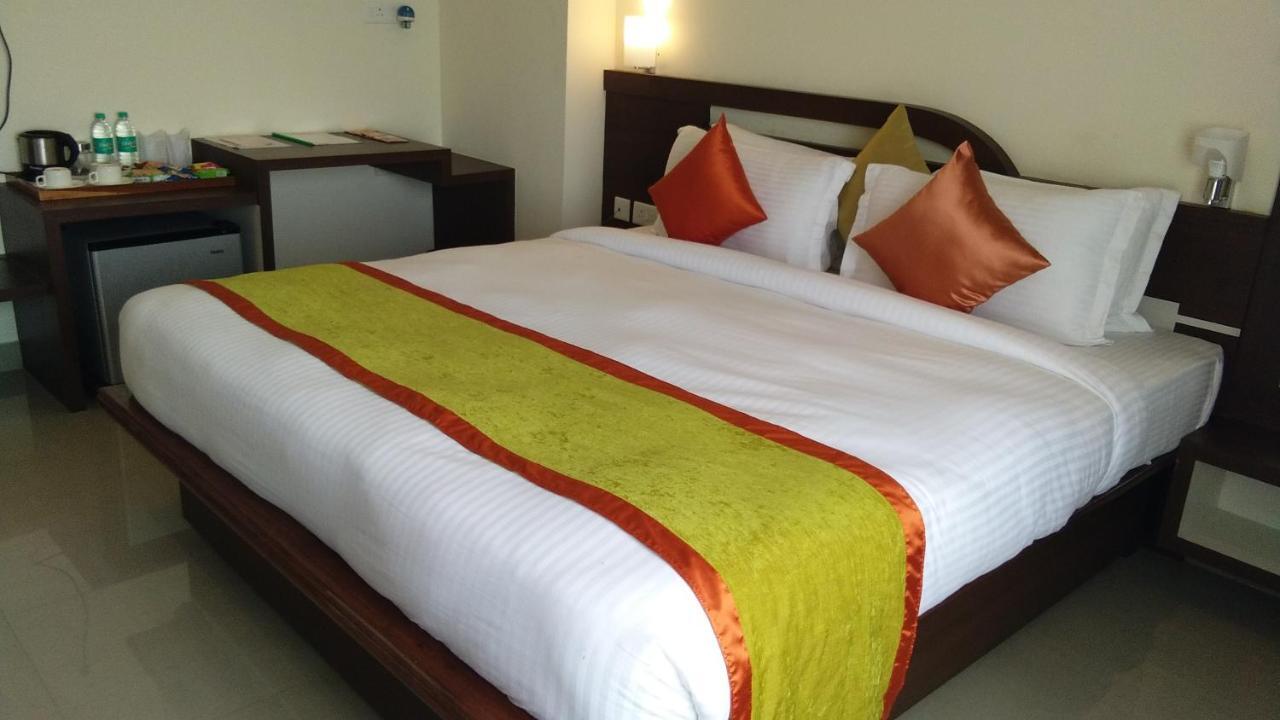 Hotel Park Riviera Guwahati Eksteriør billede
