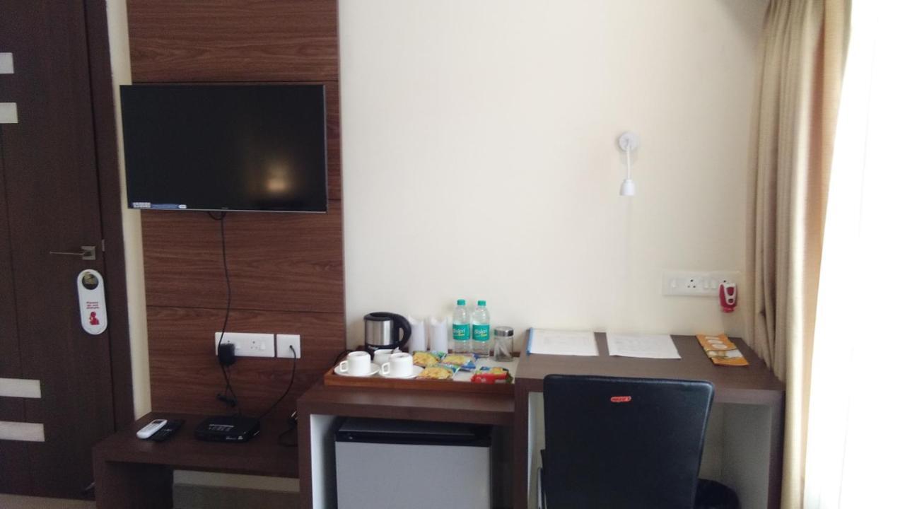 Hotel Park Riviera Guwahati Eksteriør billede