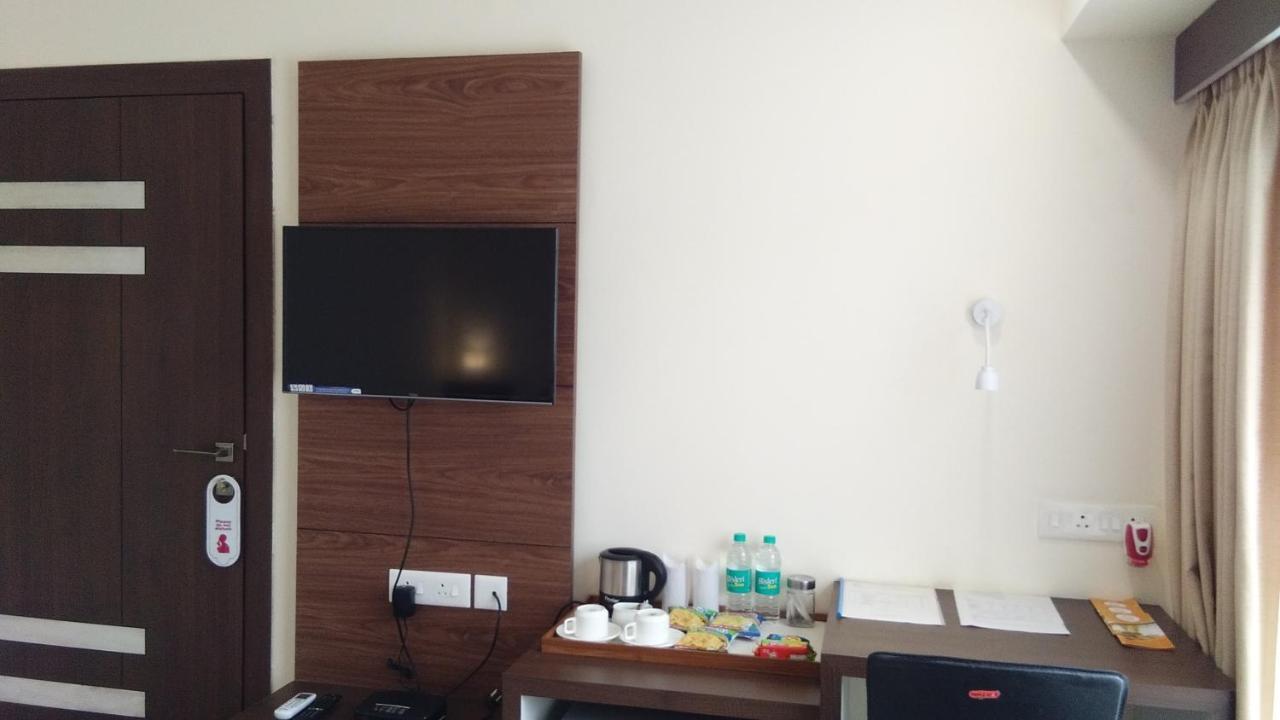 Hotel Park Riviera Guwahati Eksteriør billede