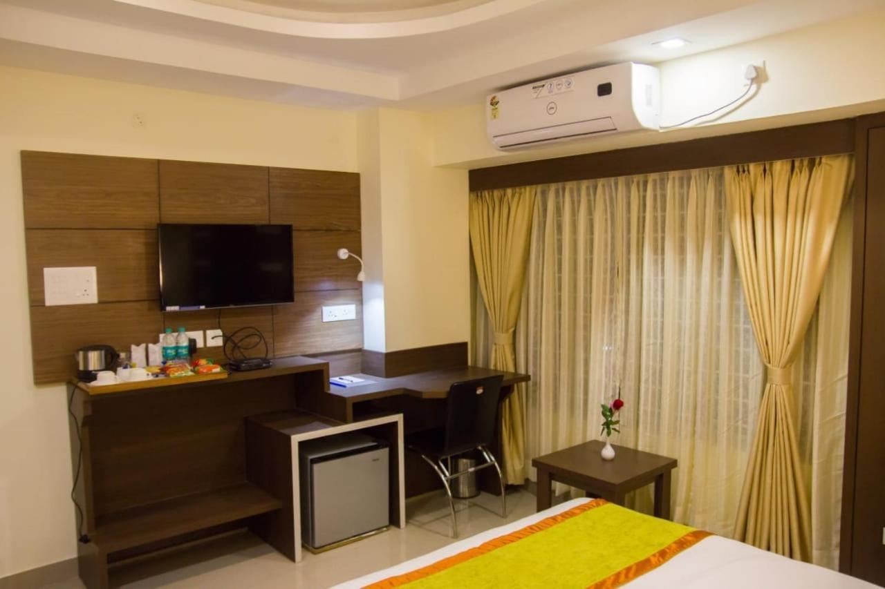 Hotel Park Riviera Guwahati Eksteriør billede